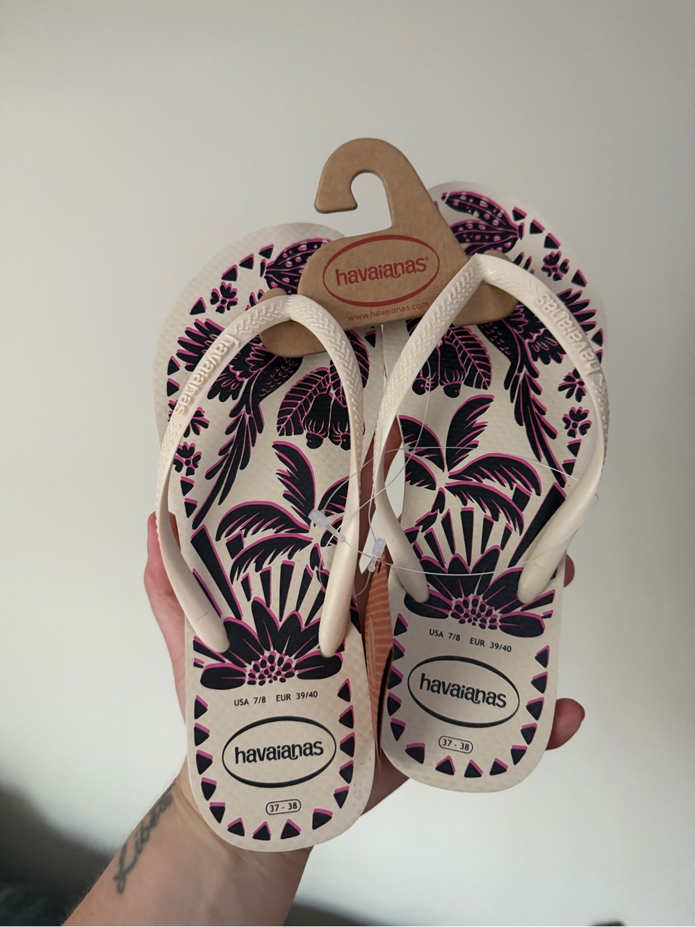 Havaianas Women's beige sandals with Pink & black Tropical Print
